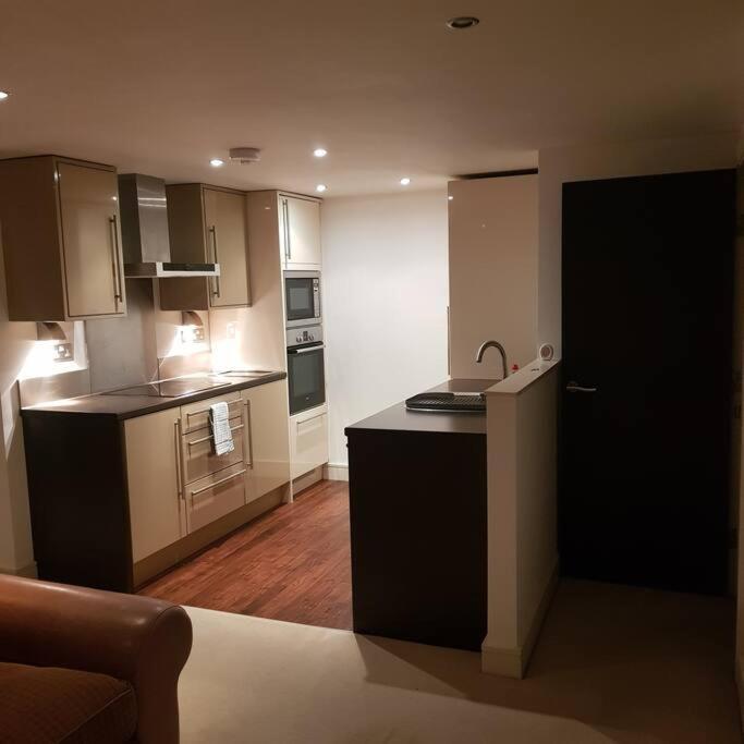 Lovely 1 Bedroom Apartment With Free Parking & Gym Kirkburton Exterior photo