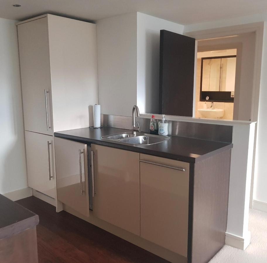 Lovely 1 Bedroom Apartment With Free Parking & Gym Kirkburton Exterior photo
