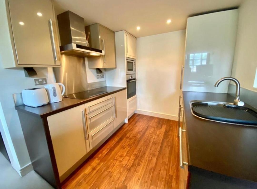 Lovely 1 Bedroom Apartment With Free Parking & Gym Kirkburton Exterior photo