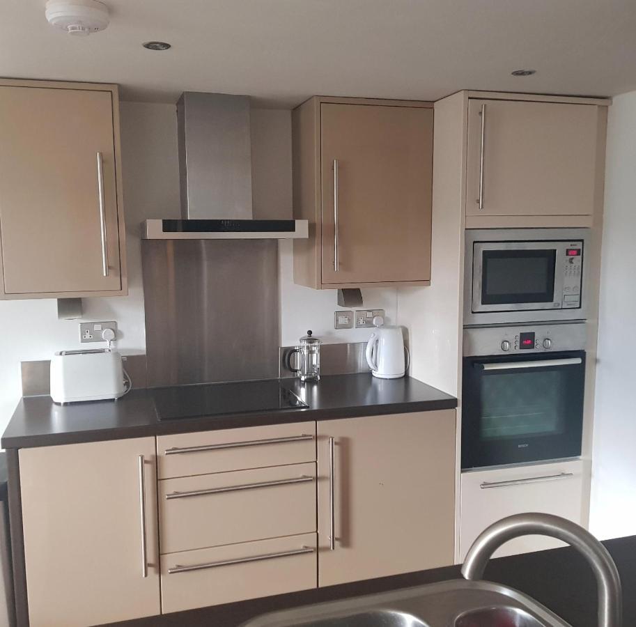 Lovely 1 Bedroom Apartment With Free Parking & Gym Kirkburton Exterior photo