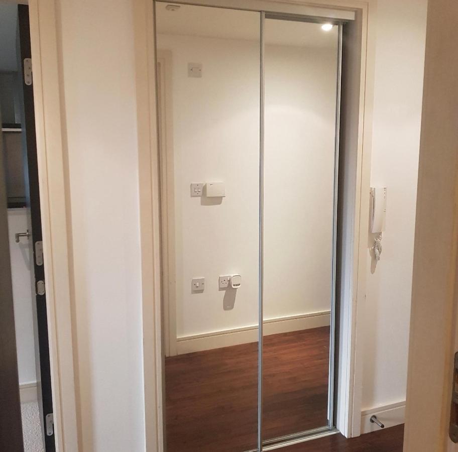 Lovely 1 Bedroom Apartment With Free Parking & Gym Kirkburton Exterior photo