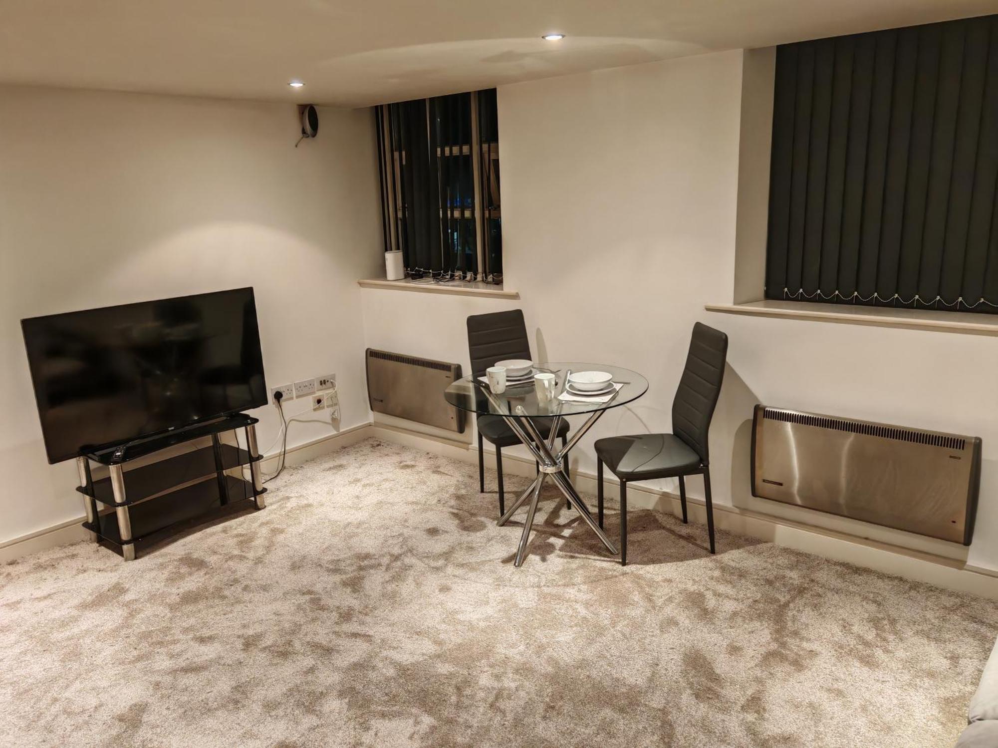 Lovely 1 Bedroom Apartment With Free Parking & Gym Kirkburton Exterior photo