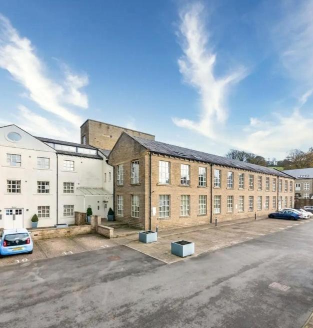 Lovely 1 Bedroom Apartment With Free Parking & Gym Kirkburton Exterior photo