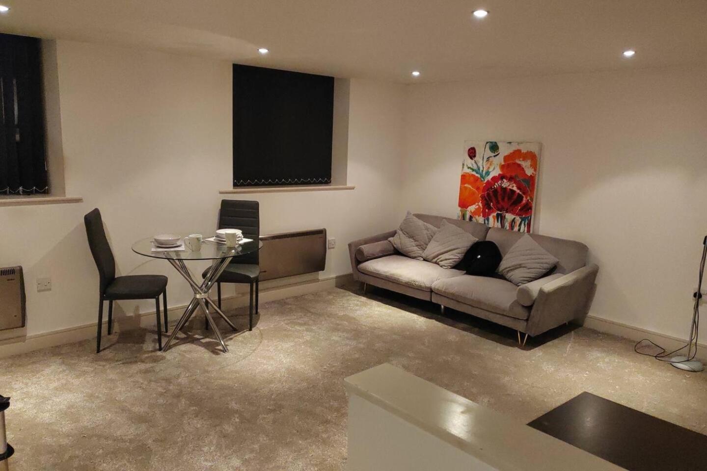 Lovely 1 Bedroom Apartment With Free Parking & Gym Kirkburton Exterior photo