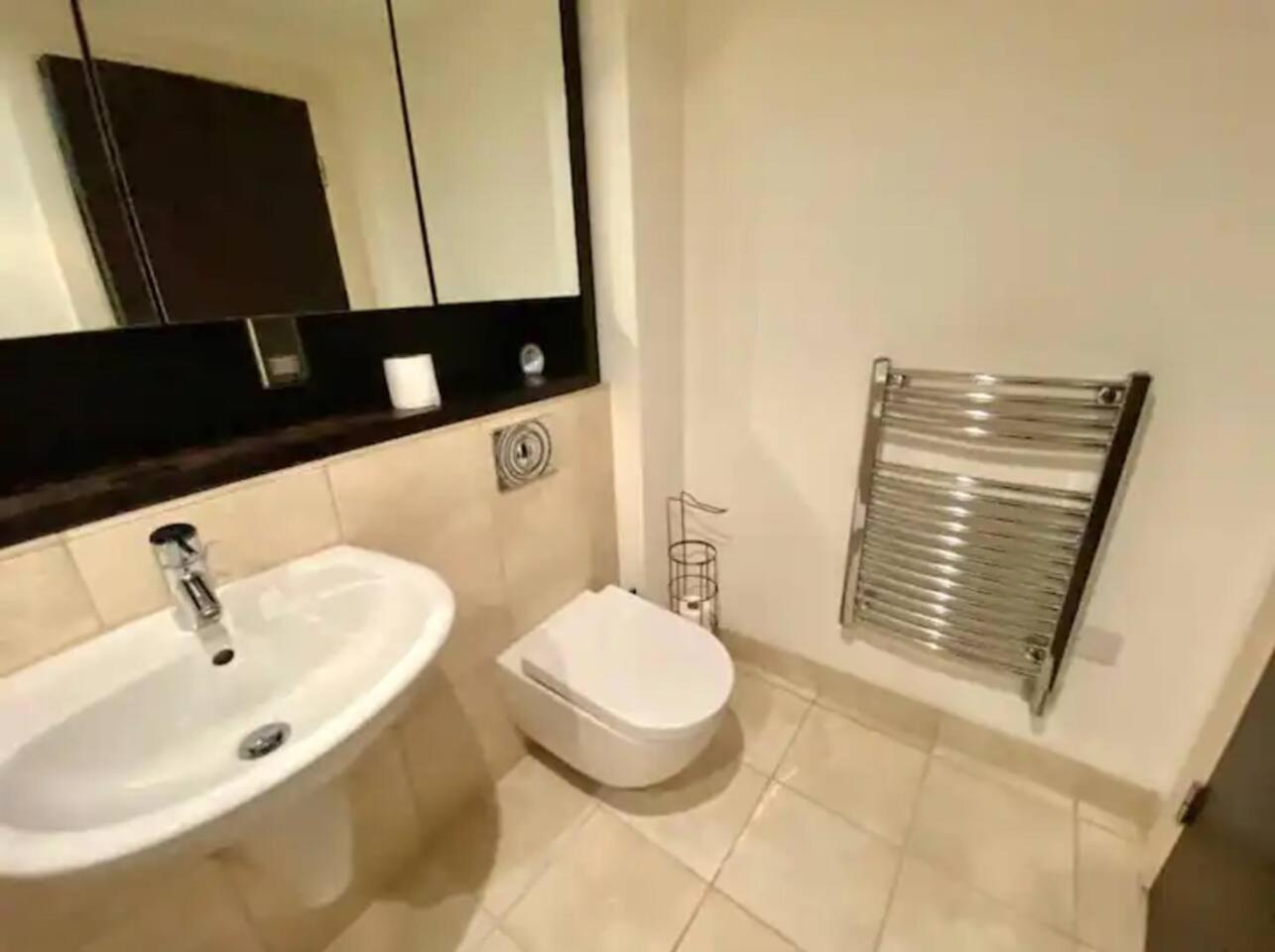 Lovely 1 Bedroom Apartment With Free Parking & Gym Kirkburton Exterior photo