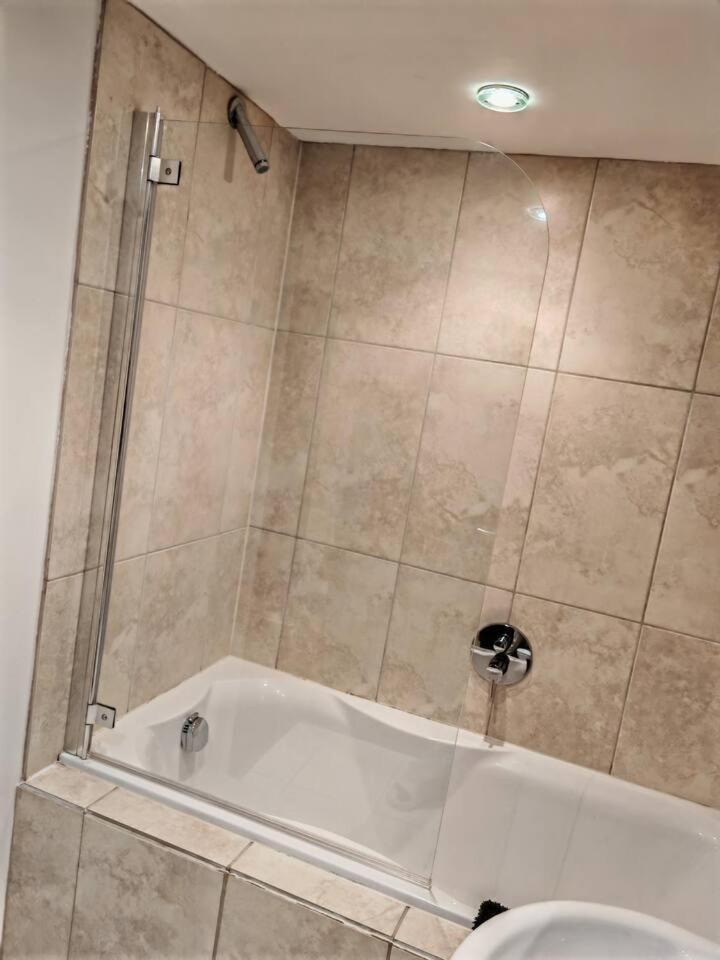 Lovely 1 Bedroom Apartment With Free Parking & Gym Kirkburton Exterior photo