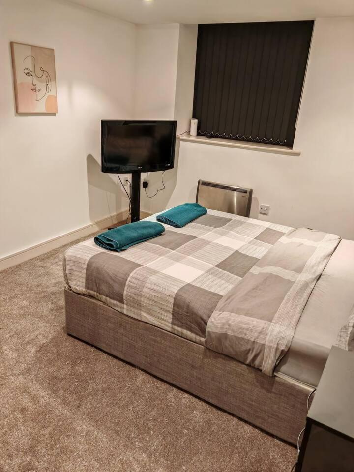 Lovely 1 Bedroom Apartment With Free Parking & Gym Kirkburton Exterior photo