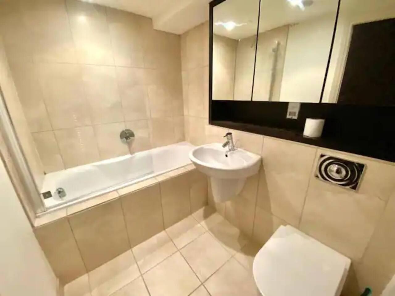 Lovely 1 Bedroom Apartment With Free Parking & Gym Kirkburton Exterior photo