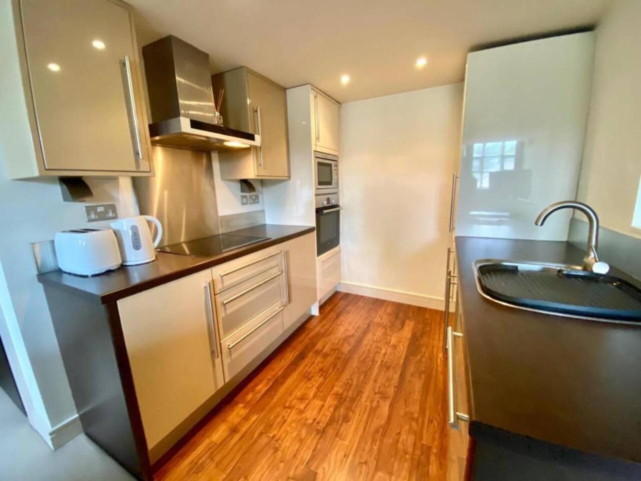 Lovely 1 Bedroom Apartment With Free Parking & Gym Kirkburton Exterior photo