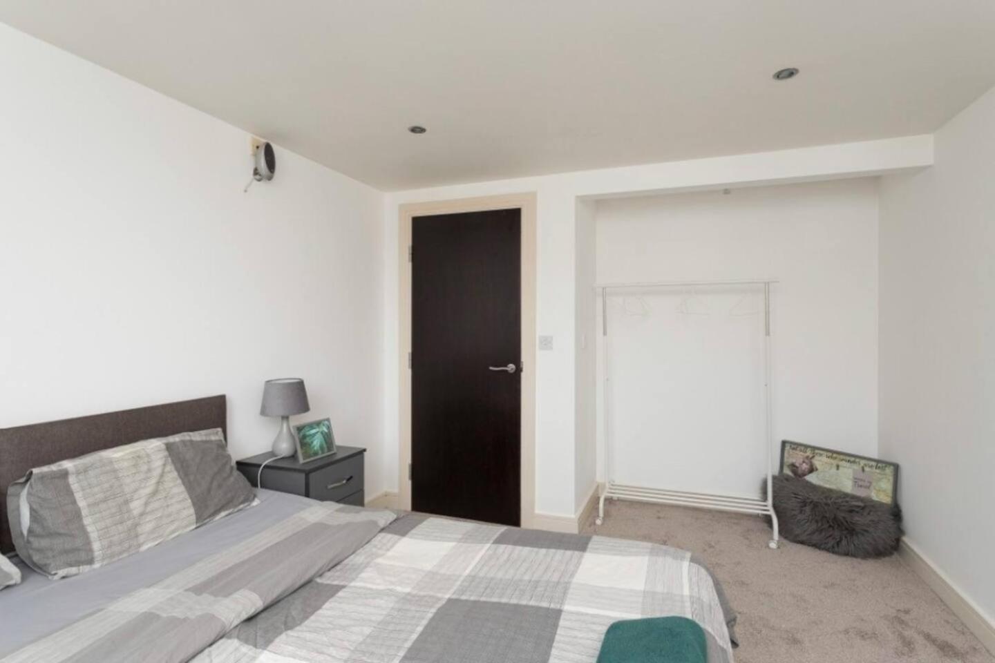 Lovely 1 Bedroom Apartment With Free Parking & Gym Kirkburton Exterior photo