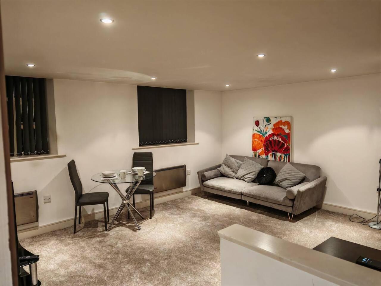 Lovely 1 Bedroom Apartment With Free Parking & Gym Kirkburton Exterior photo