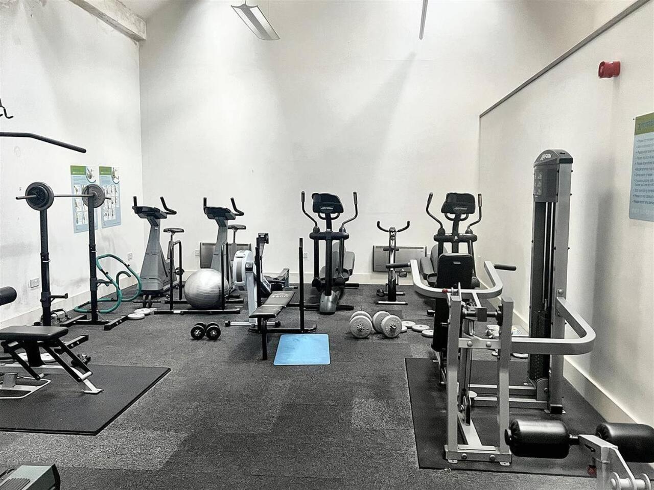 Lovely 1 Bedroom Apartment With Free Parking & Gym Kirkburton Exterior photo